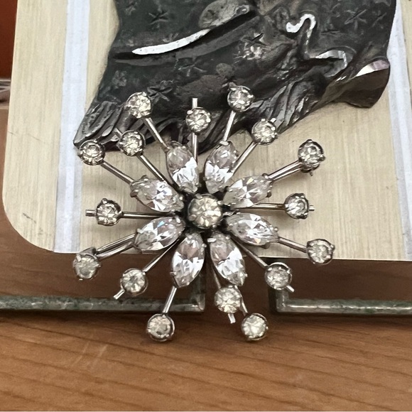 Rhinestone silver floral brooch - Picture 4 of 5